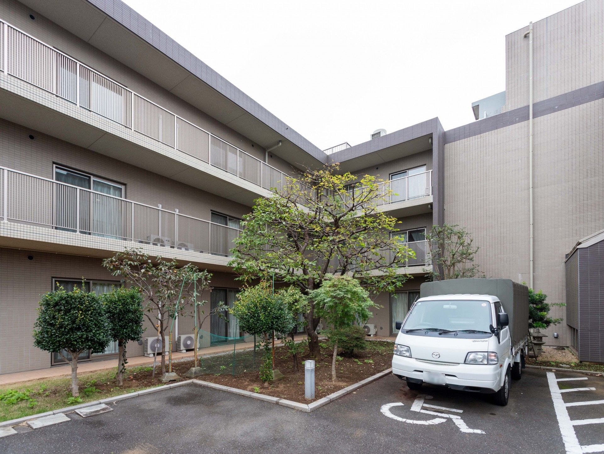 駐車場と建物の外観