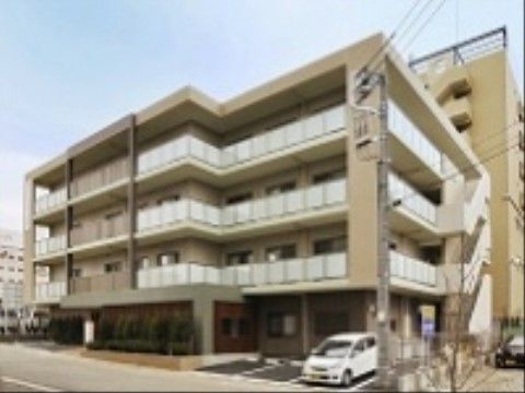1階には車が3台ほど止められる駐車スペースがある。2階から4階のベランダにはパネルが設置されているため、部屋の中が見えないようになっている。
