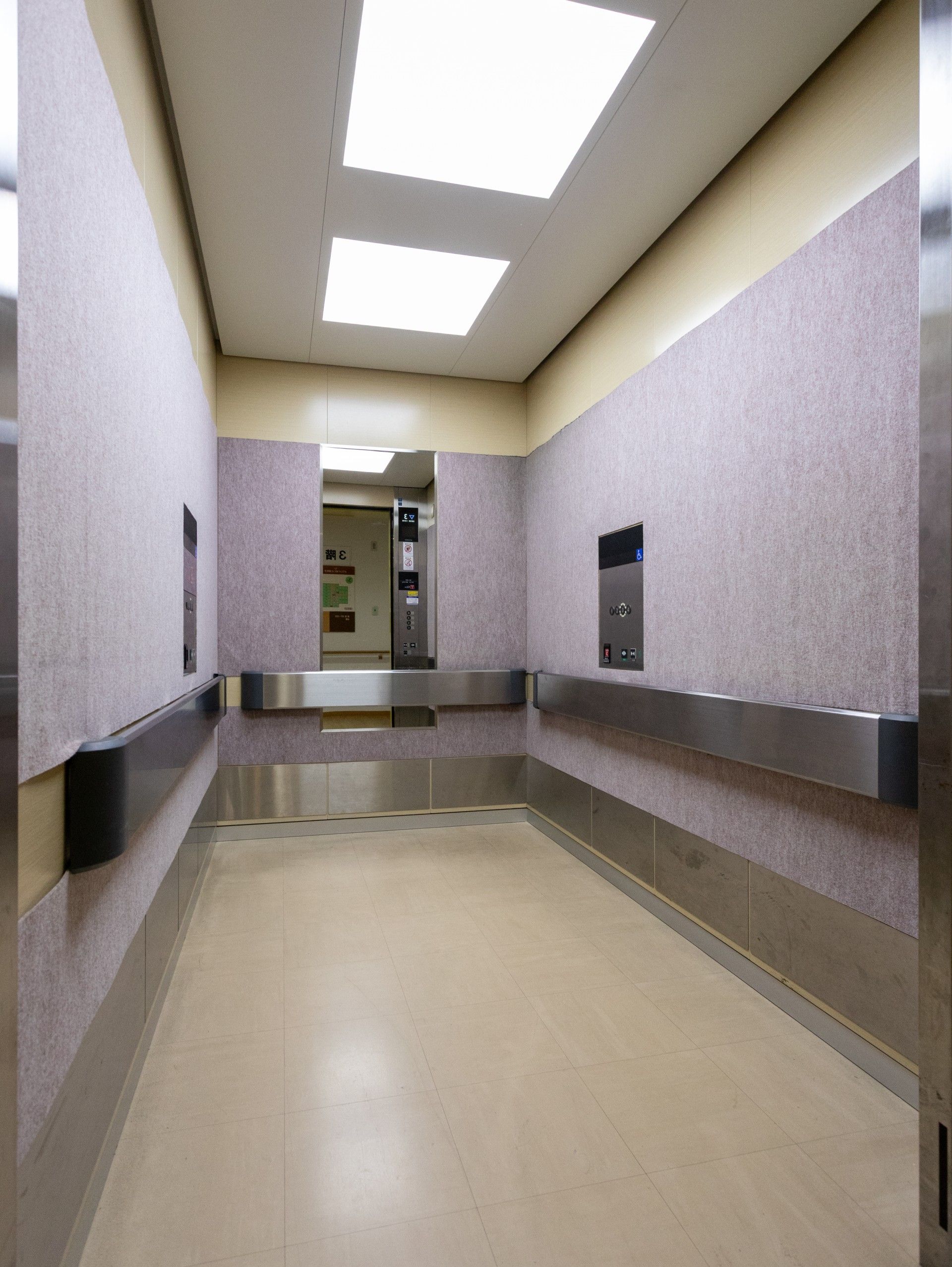 広いエレベーター内部