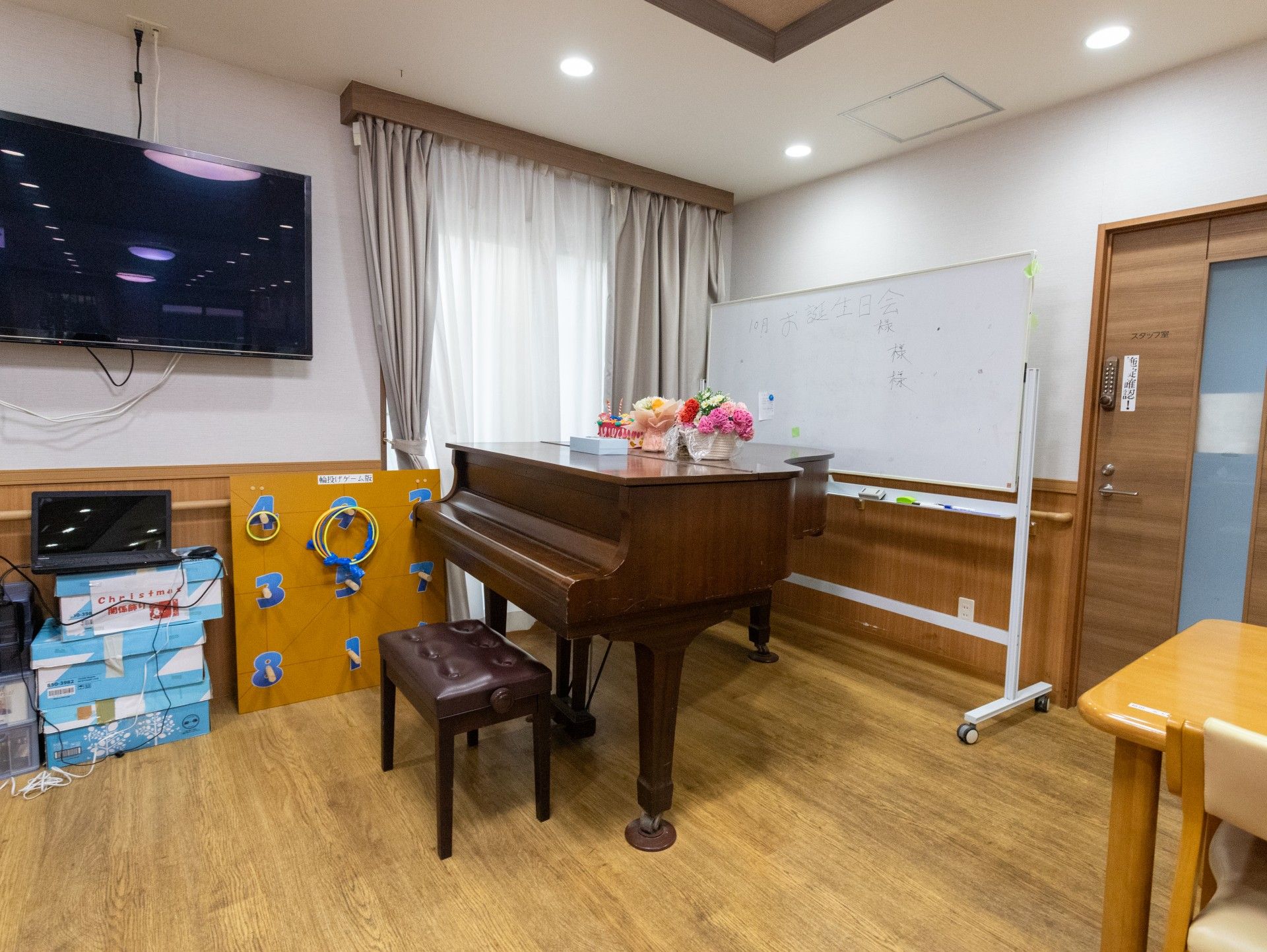 ピアノとホワイトボードの部屋