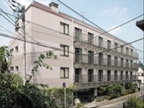 住宅街に建っている施設。四階建ての大きな建物で、各居室からの見晴らしもよく、遠くからでも施設の場所を確認しやすい。