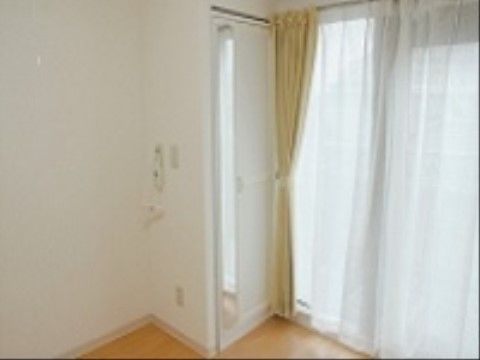 窓のそばには鏡付きの収納スペースがあり、部屋の整理整頓がしやすい。大きな鏡なので、身支度の際に便利である。