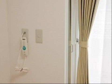 窓のそばには、職員へ緊急を知らせるボタンを設置している。居室にいても、安心して生活を送ることができる。