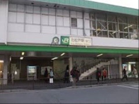 施設は、駅から徒歩15分圏内である。駅周辺の店舗などが充実しており、日常生活用品をそろえたり、ショッピングを楽しんだりすることができる。