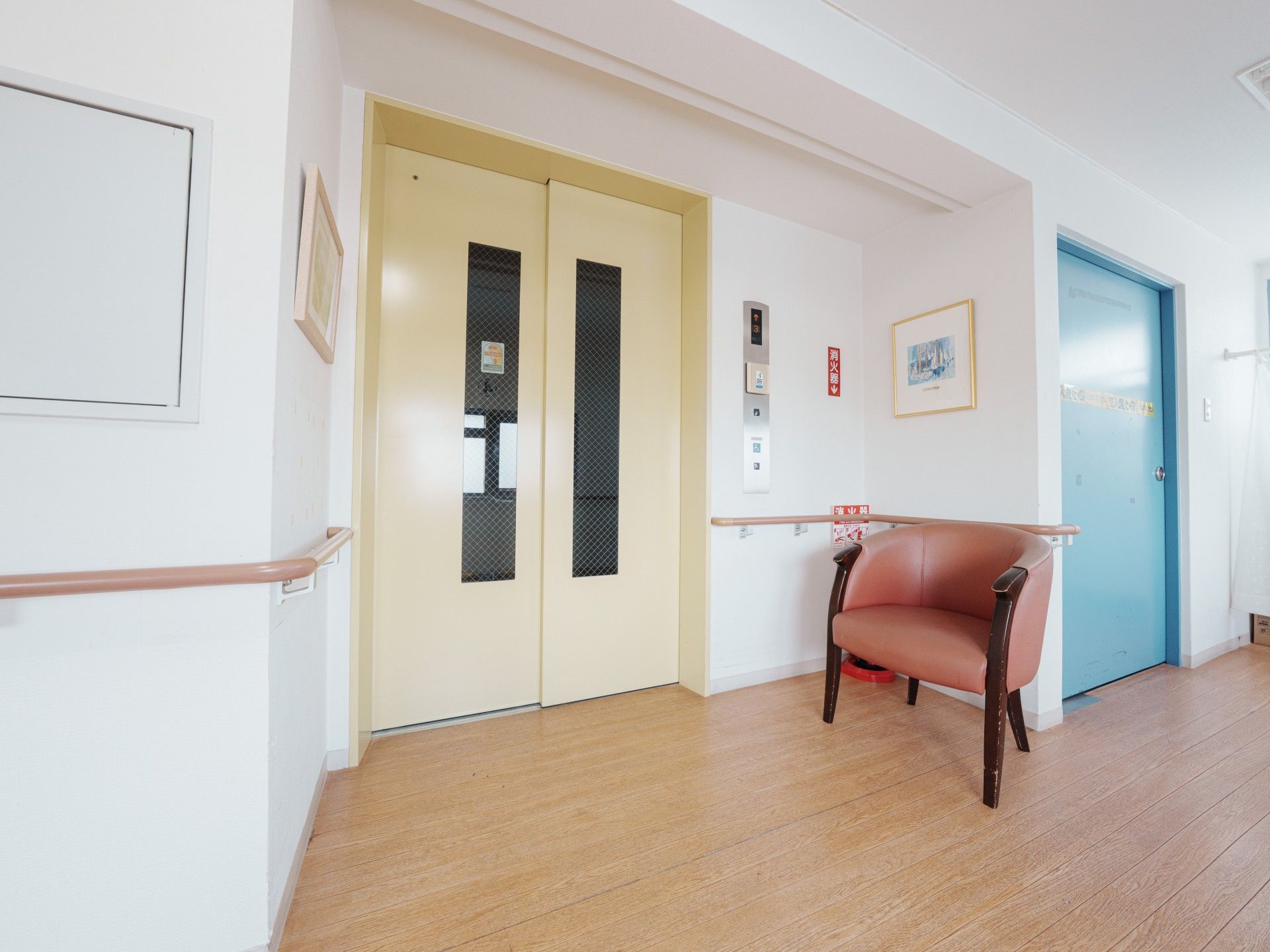 エレベーター前の椅子