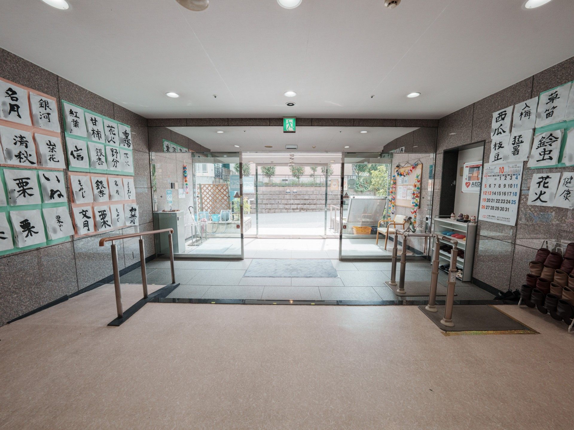 書道作品が飾られた入口