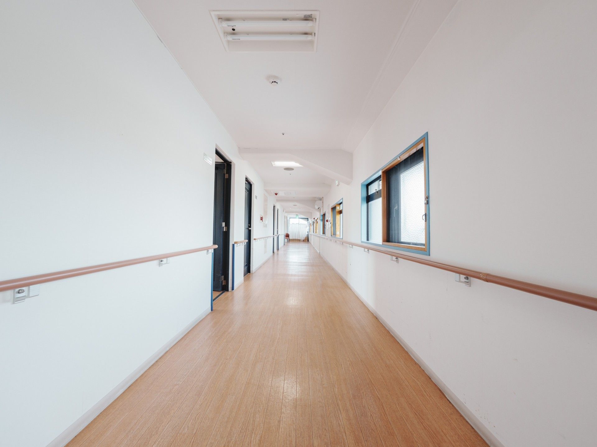 手すり付きの長い廊下