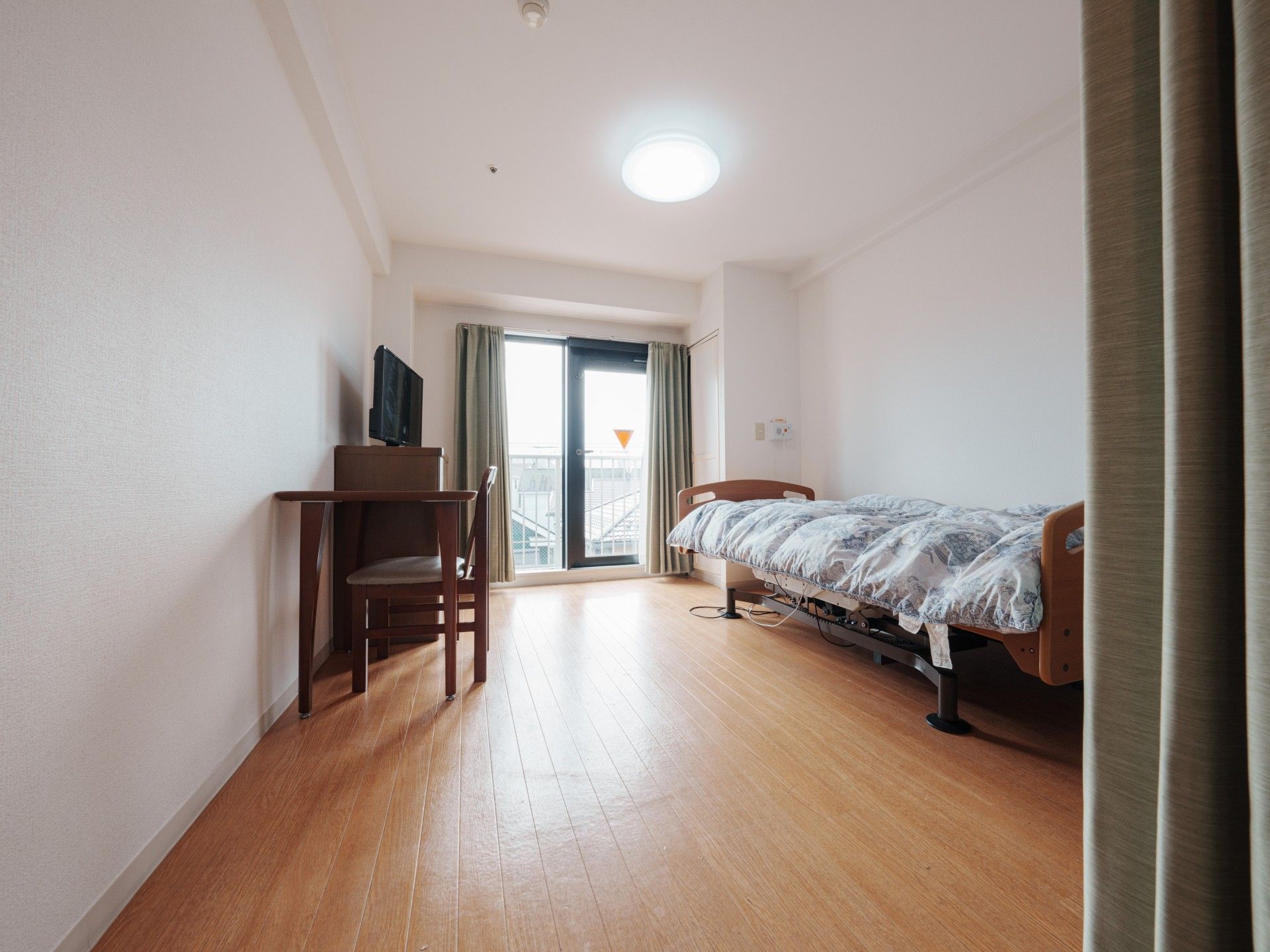 明るい個室の様子