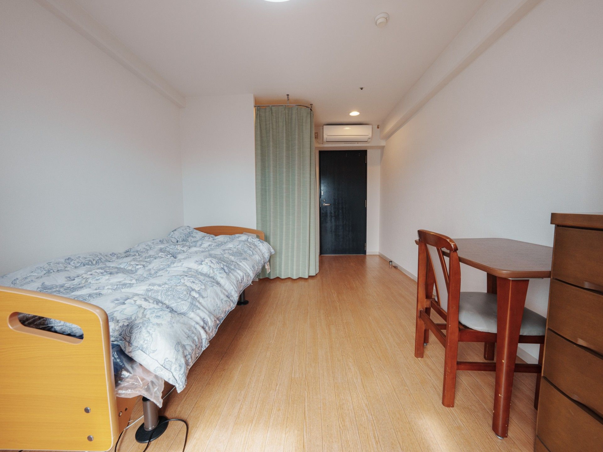 シンプルな個室の様子