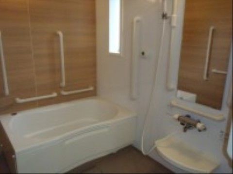 浴室には浴槽が付いているため、ゆっくりと体を休めることができる。手すりが各所に設けられていて安心感がある。