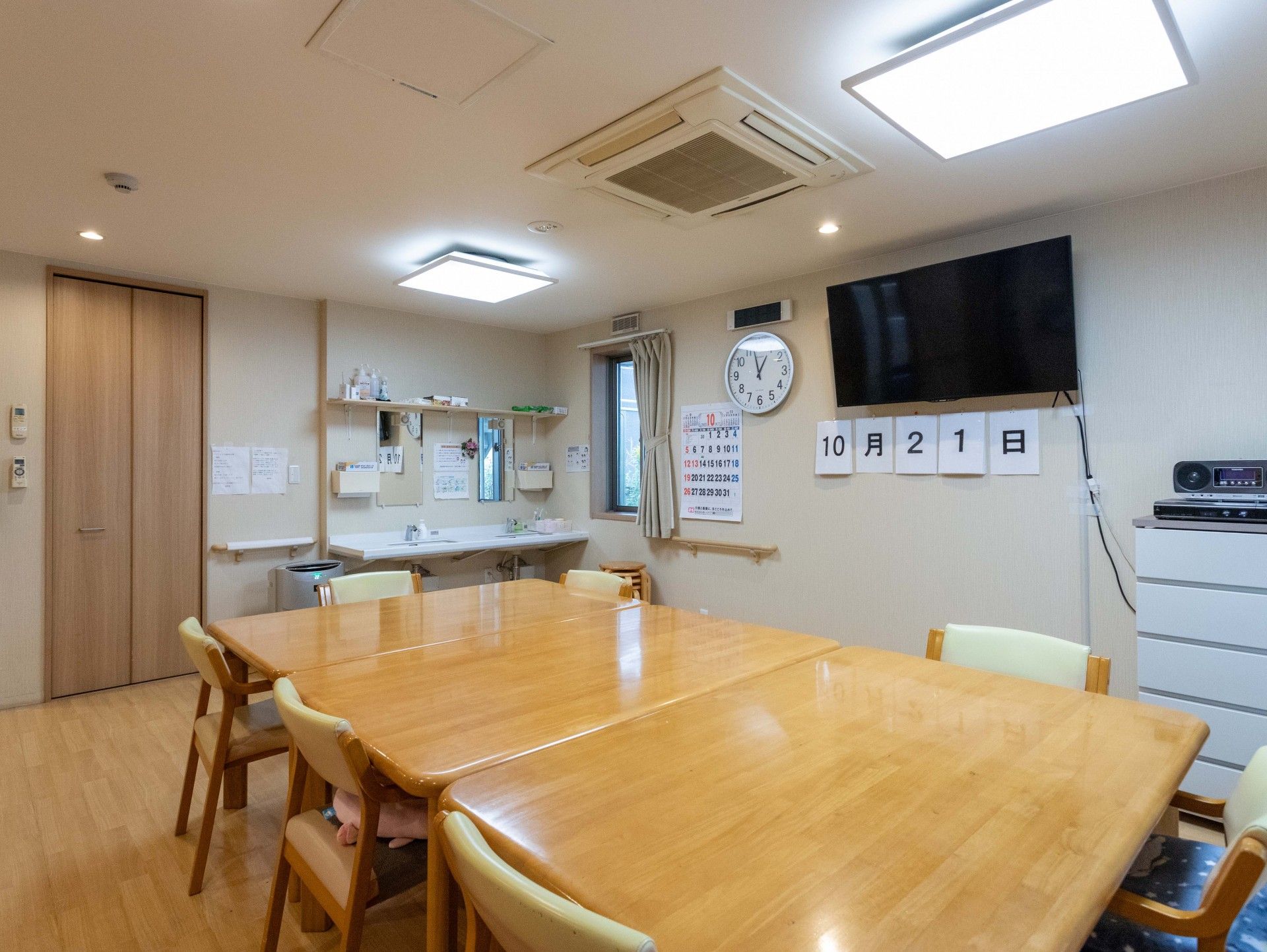 広いテーブルのある部屋
