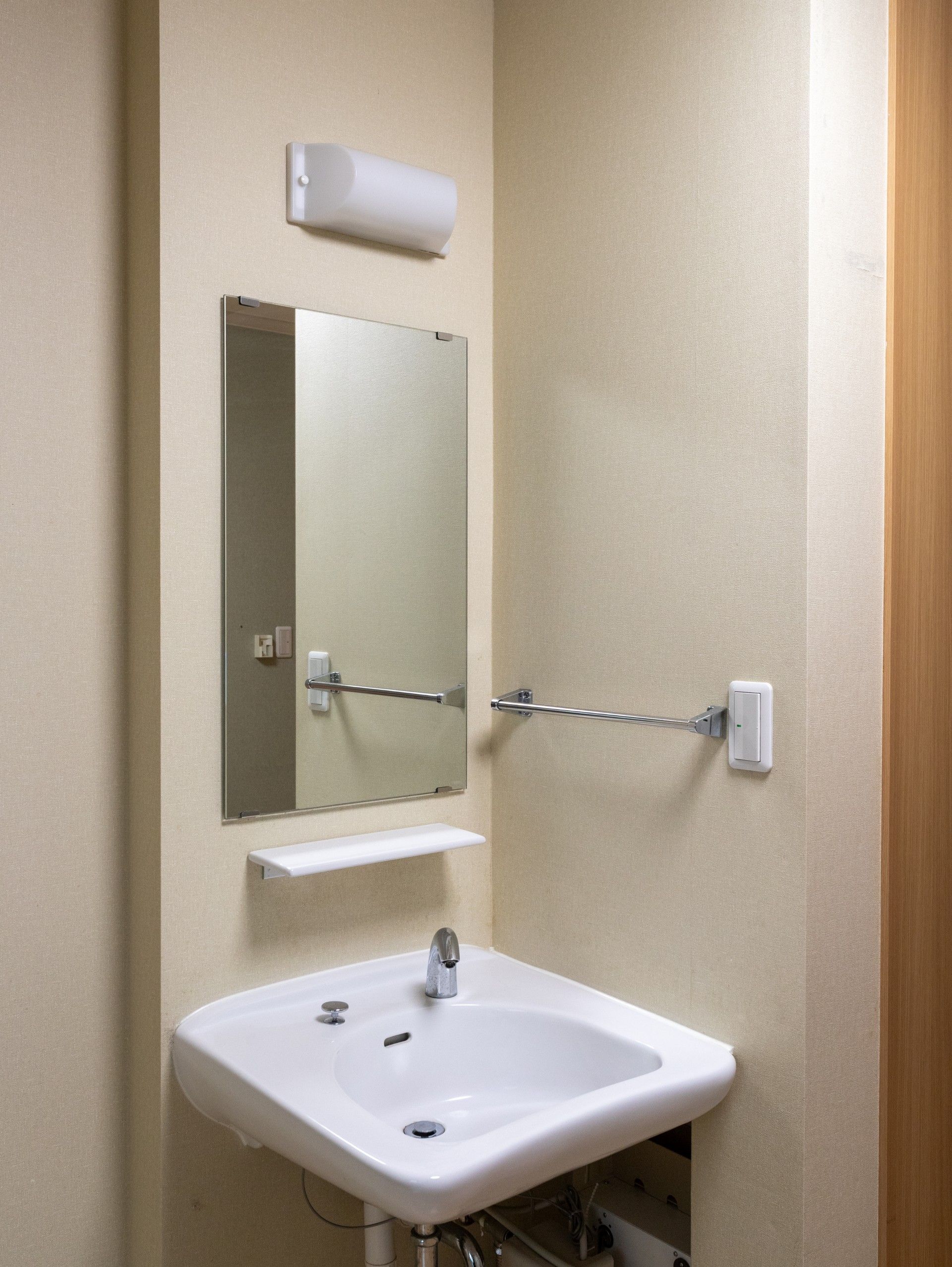 洗面台と鏡のある空間