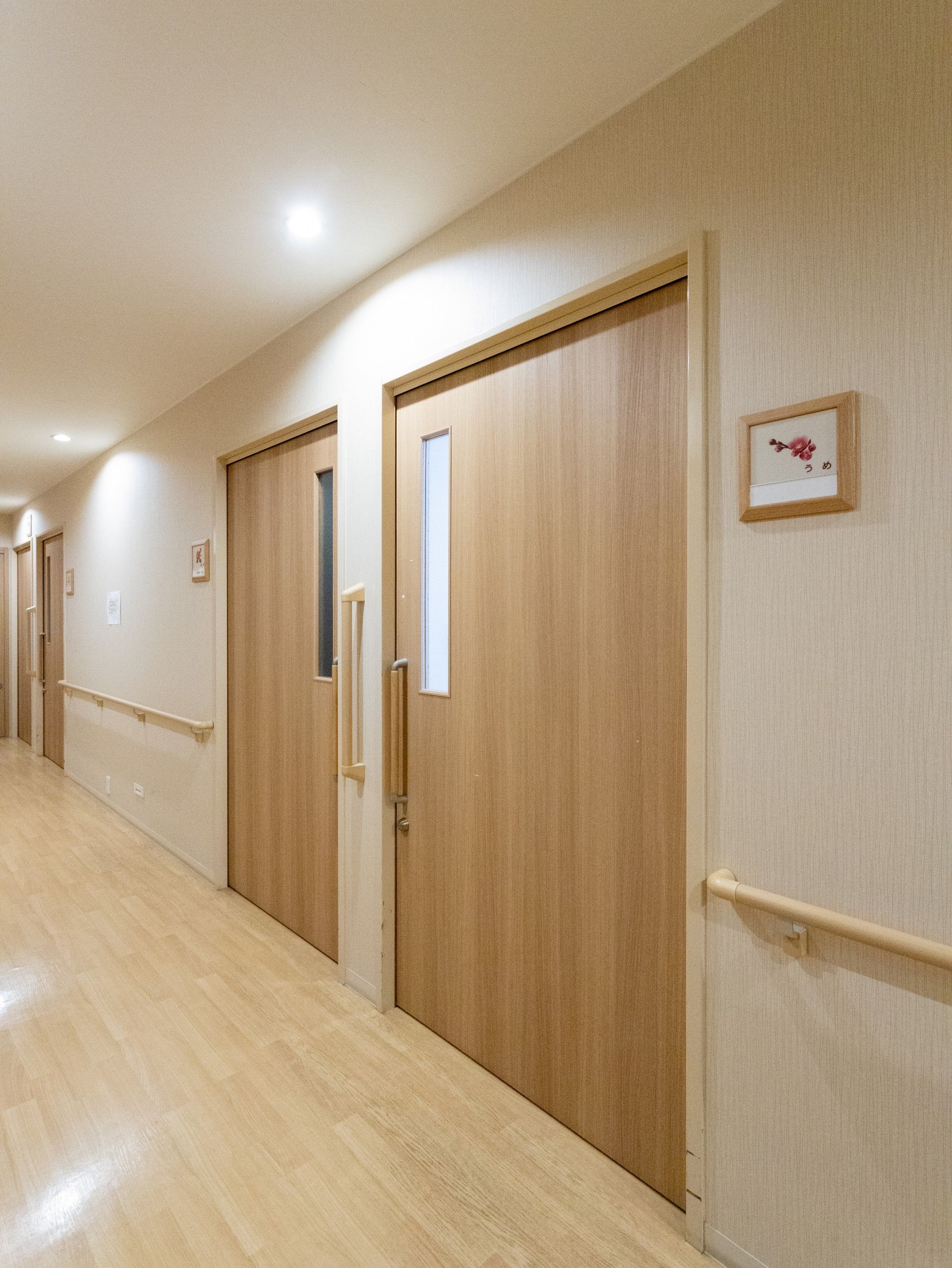 明るい廊下の扉