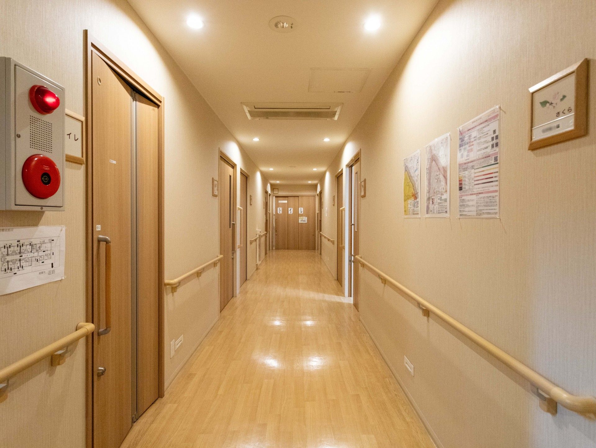 安全な手すり付き廊下