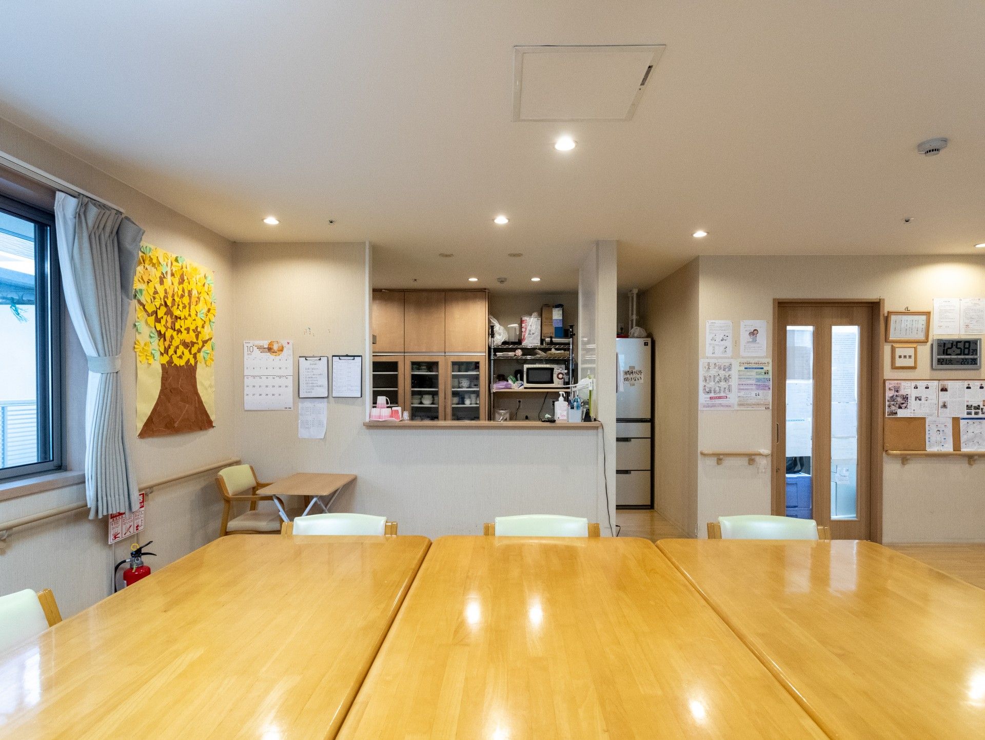 明るい食事スペース