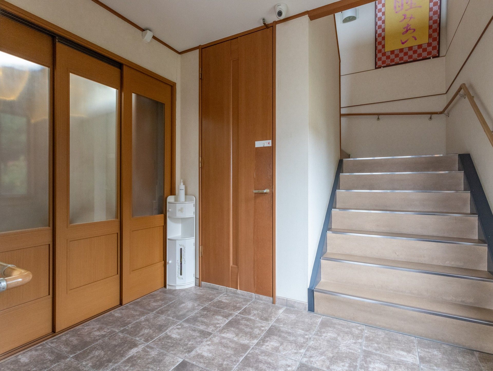 階段と扉のある廊下