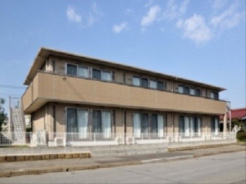 淡いブラウンの外壁の２階建ての建物である。通常の集合住宅のような雰囲気で、２階部分にはベランダが設置されている。
