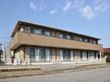 淡いブラウンの外壁の2階建ての建物である。通常の集合住宅のような雰囲気で、2階部分にはベランダが設置されている。