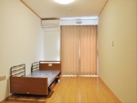 居室は白い壁にフローリング張りのすっきりとした設計である。大きな窓があり、明るくナチュラルな雰囲気となっている。