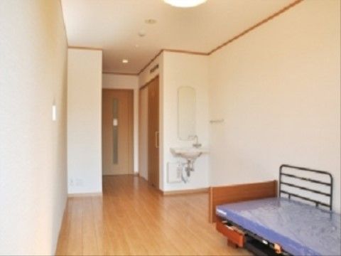 バリアフリー構造の居室は個室となっている。ベッドや洗面台が完備されており、プライバシーを保ちながら生活していただける。