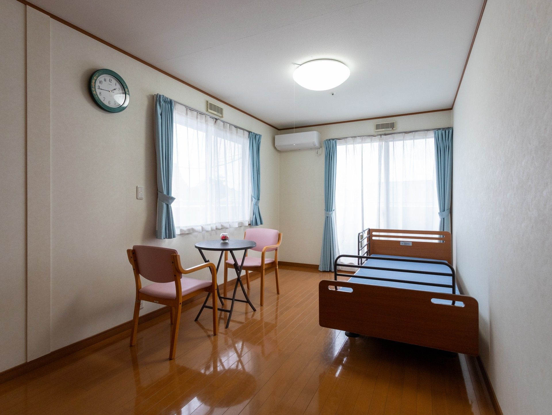 明るい個室の様子