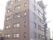 明るい外観の建物