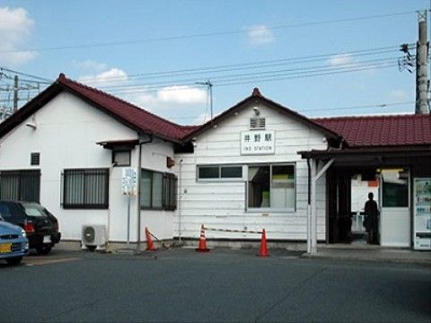 最寄り駅が施設から徒歩３分と近く、来訪にとても便利である。駅は落ち着いたアットホームな雰囲気である。