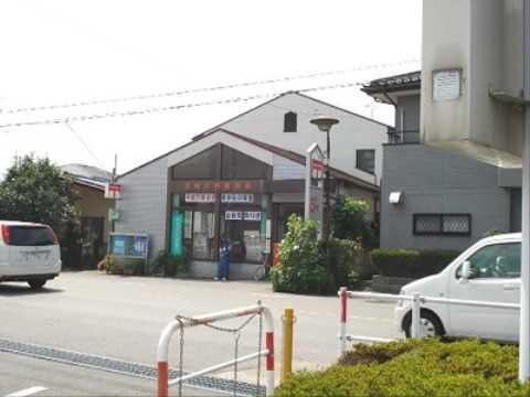 施設の近くには郵便局がある。貯金から郵便、小包など、日々の生活で必要なさまざまなことを行うことができる。
