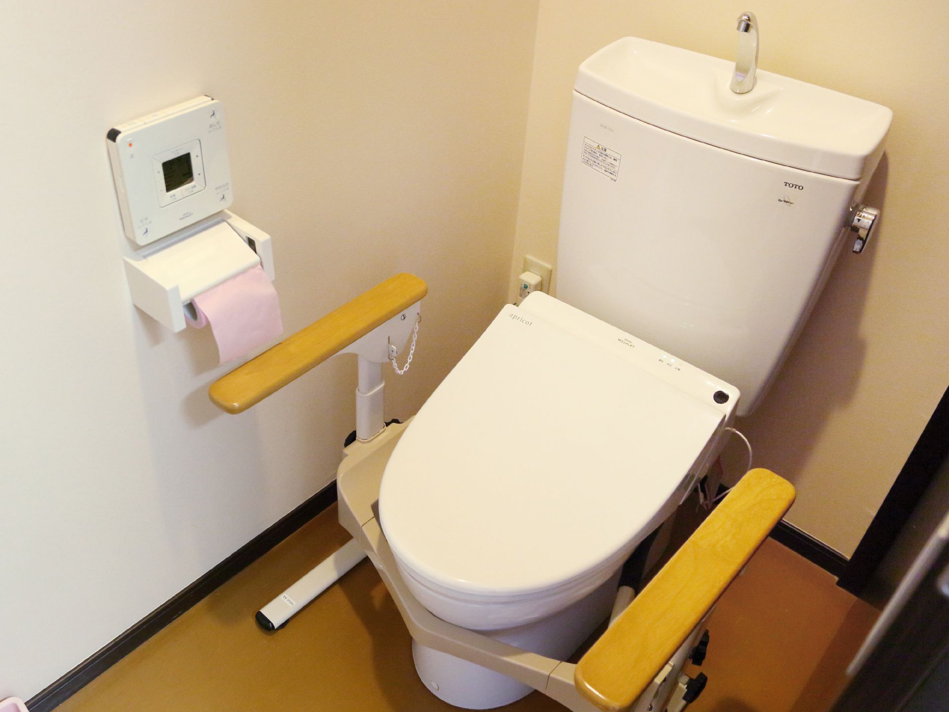 トイレは清潔感があるスペースである。便器の両側に可動式のひじ掛けが設置されており、立ち上がる際に体を支えることができる。