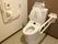 トイレの両脇にはしっかりした手すりが設置されている。すぐ手の届く右手の壁には、緊急呼出ボタンも取り付けられている。