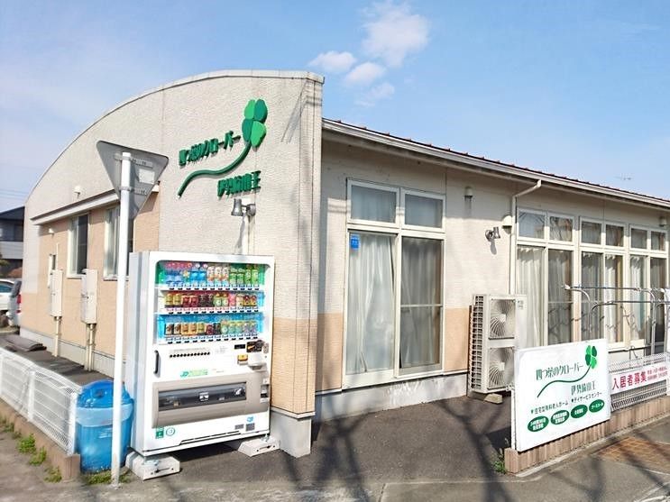 平屋建ての建物は白を基調としていて、ホームの名前が書かれている。自動販売機も置かれている。