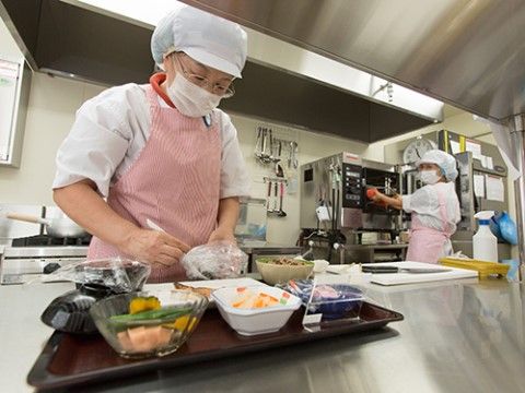 栄養バランスが考えられた食事を、施設内で調理しているスタッフ