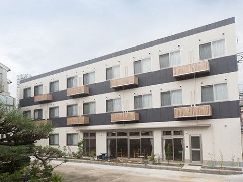 リビングルームに並んだいくつもの窓には、屋根を設置しているので、多少雨が降っても一歩外へ出ることができるつくりである。