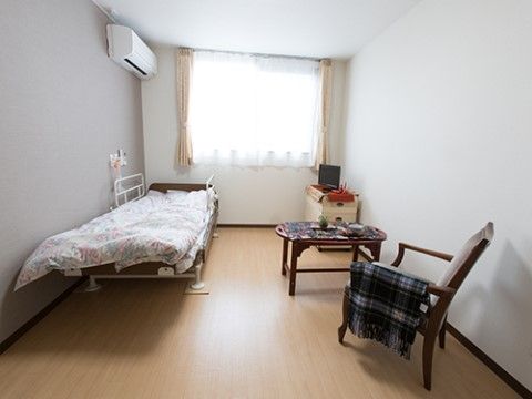 居室は縦に長いワンルームタイプである。窓際にエアコンがあり、ナースコールの近くにベッドが置ける。そのほかの家具は自由に配置できる。