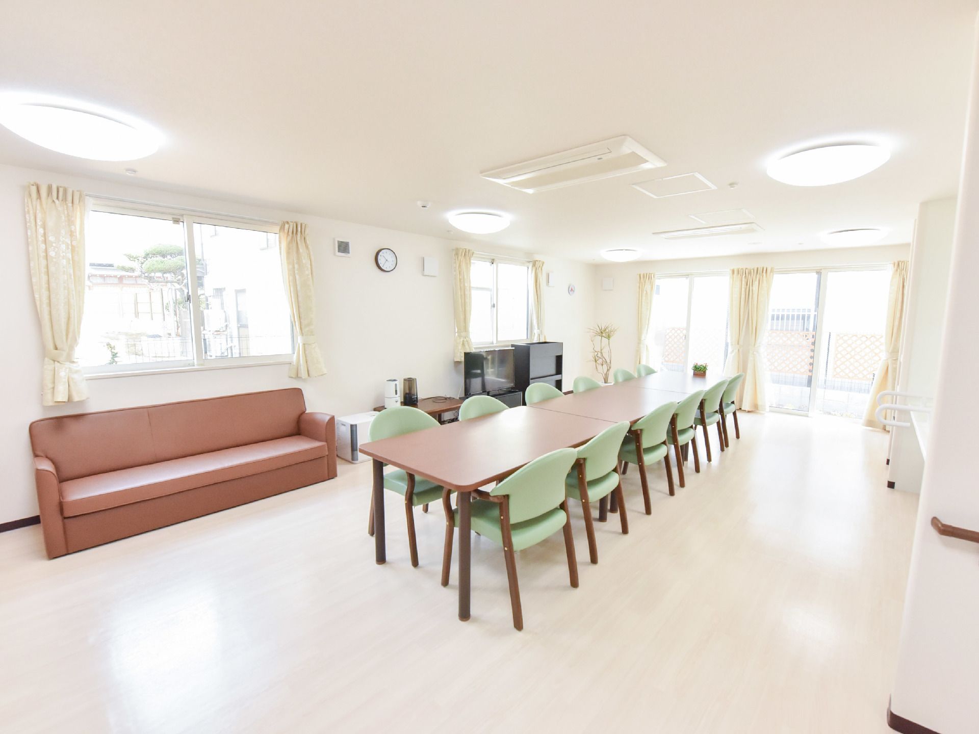部屋には4つの大きい窓があり、照明が4つ天井についている。そのため部屋全体が明るい。中央には木のテーブルと、12個の椅子が設置されている。
