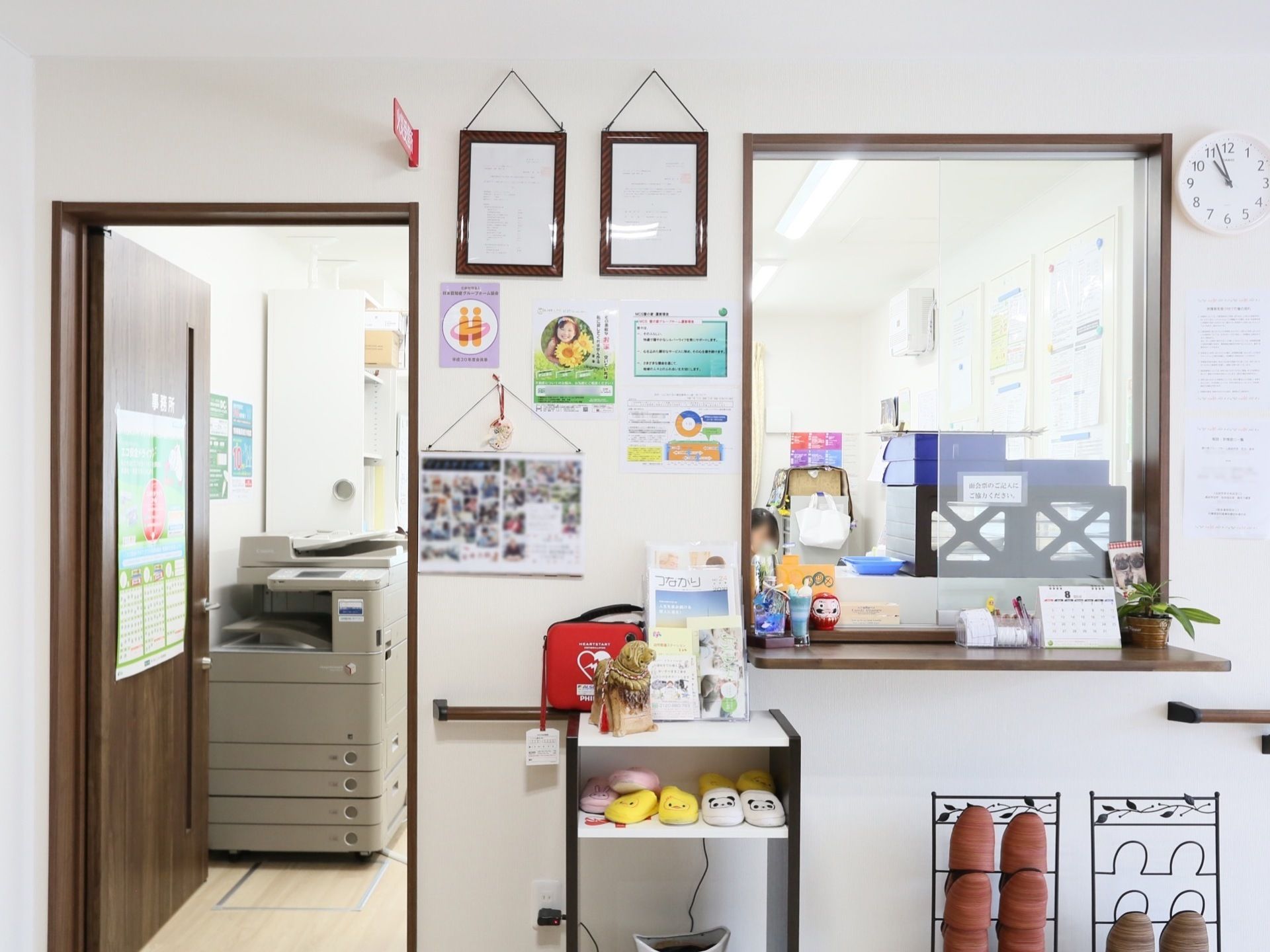 玄関そばにあり、気軽に声をかけることができるスタッフルーム