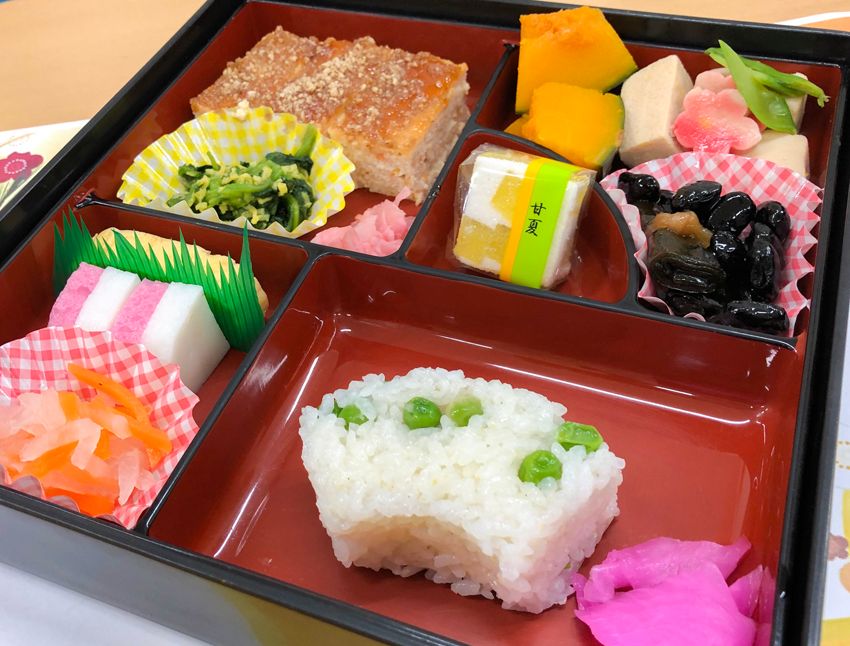 南瓜の煮物や黒豆、酢の物や練り物が詰められた特別食
