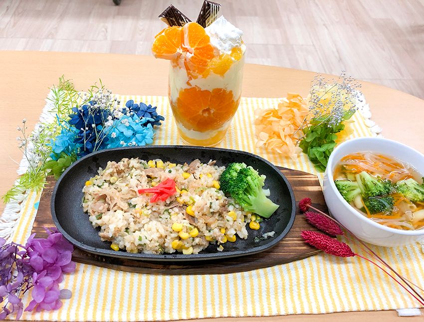コーン入りの焼き飯と野菜の汁物、みかんのパフェが付いたセットメニュー