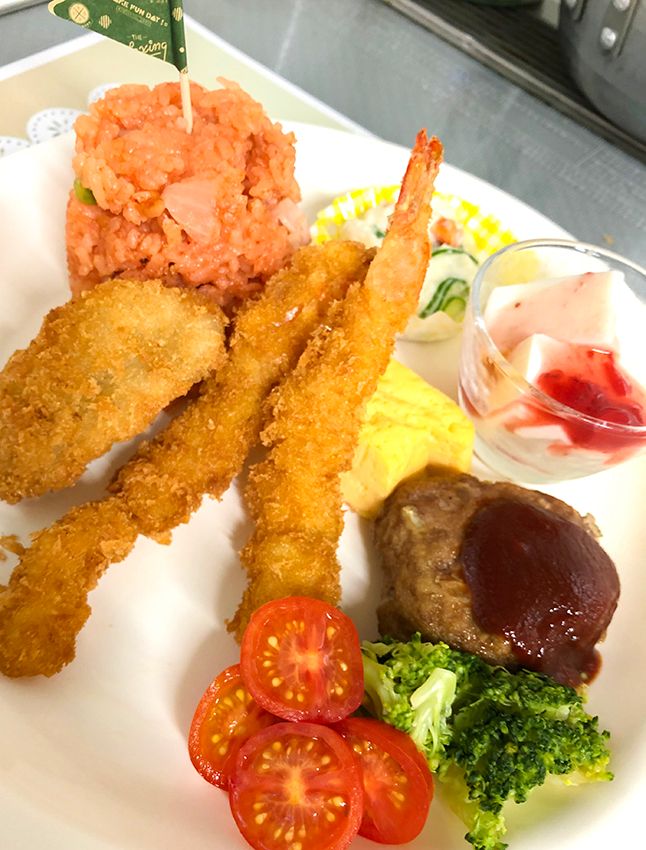 エビフライにハンバーグ、ケチャップライスと野菜やフルーツが添えられたワンプレートご飯