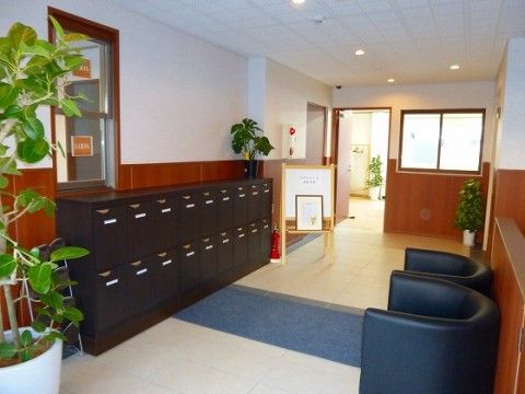 靴を履き替える際に座ることができるソファが設置された玄関