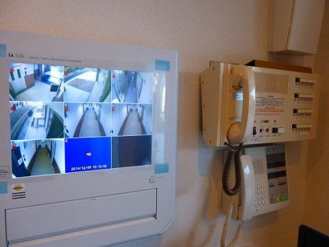 施設内に複数設置されている、防犯カメラのモニター画面