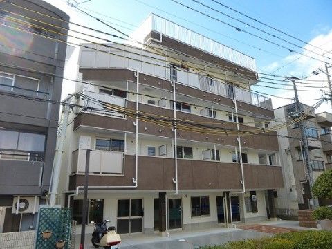 4階建ての白色と茶色の配色の外壁で、マンションの様な外観の建物である。各居室にはベランダが完備されている。
