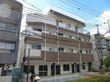 4階建ての白色と茶色の配色の外壁で、マンションの様な外観の建物である。各居室にはベランダが完備されている。