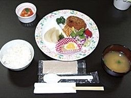 ハンバーグやスパゲッティサラダ、ご飯と味噌汁