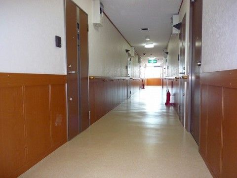 足元に段差がなく、広い通路幅を設けたバリアフリー設計の廊下