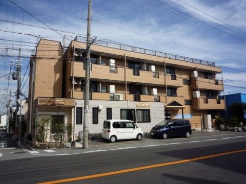 外観の特徴は、外壁が茶色で３階建てであることである。建物の前にある駐車場には４台ほど自動車を停めることができる。