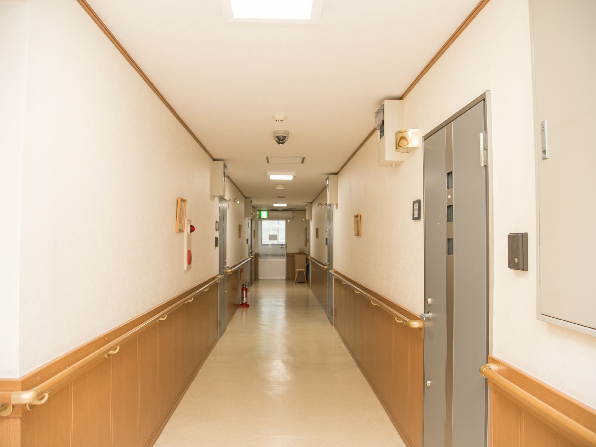 見通しの良い廊下では、両側の壁に手すりが設けられているので、伝い歩きができる。また等間隔に照明が付いているので、夜間でも安心である。