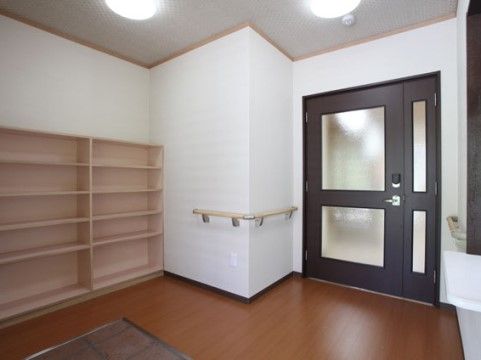 全館バリアフリーになっている。エントランスの壁には手すりが設置され、下駄箱スペースの棚が用意されている。