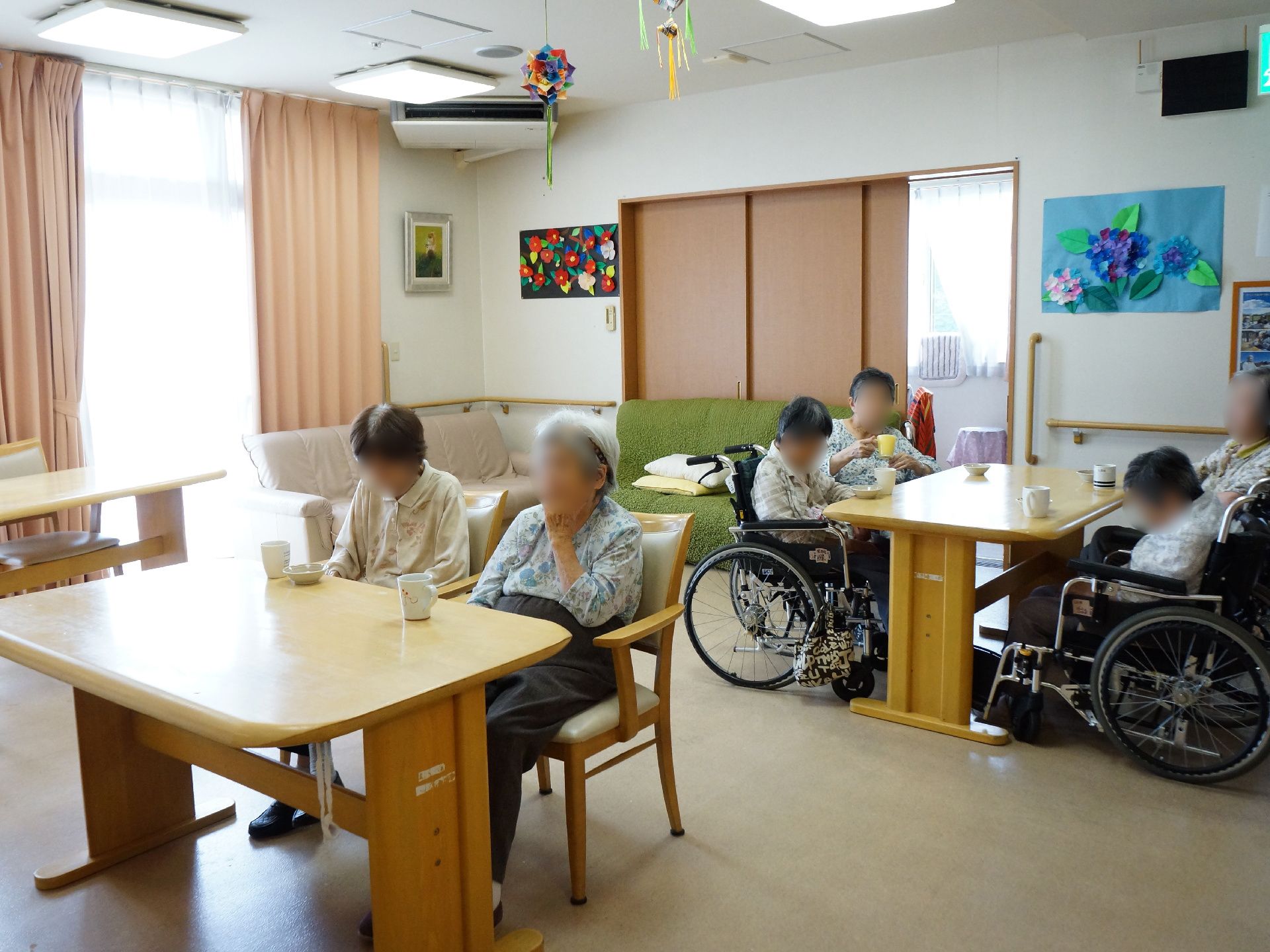 広くて明るいリビングは、車椅子の方も安心して快適に利用出来る。移動のためのスペースが広い。