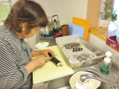 清潔感のあるキッチンで食事の準備を行っている入居者様